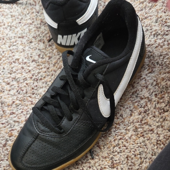 Nike Men's Black and White Indoor Soccer or Futsal Shoes with Tan Sole Size 6 - Picture 9 of 13